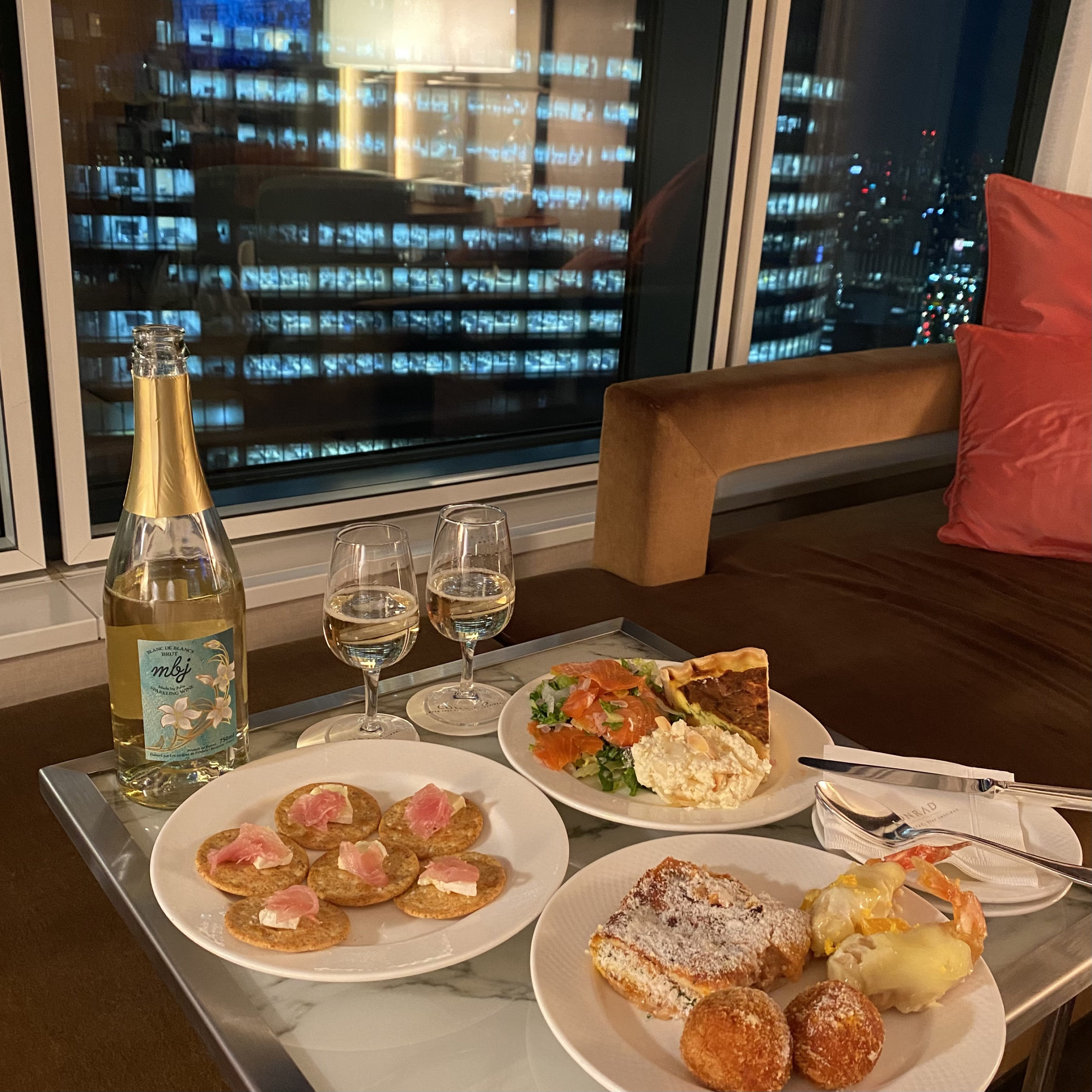 コンラッド東京の客室でご飯を食べることにしました。夜景を楽しみながらのんびりと夕食を楽しむことが出来ます。